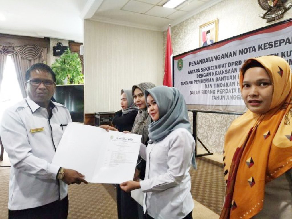 Pegawai TK2D Sekretariat DPRD Kutim Terima SK Perpanjangan Kontrak