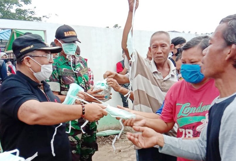 Bupati Bagikan Masker Gratis di Pasar Induk Sangatta