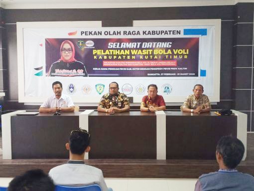 30 Wasit Voli Kutim Dibekali Pelatihan
