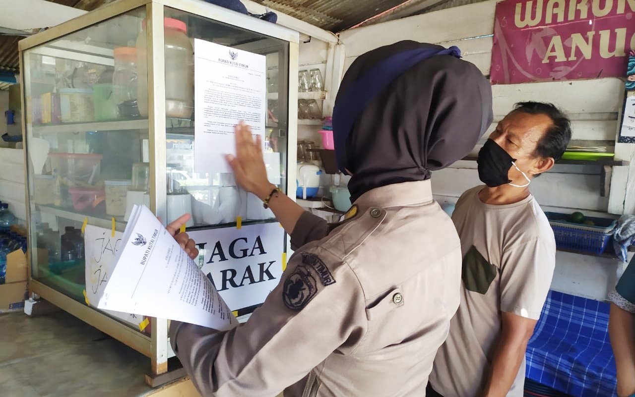 Satpol PP Sosialisasikan Himbauan Take Away di Warung Makan