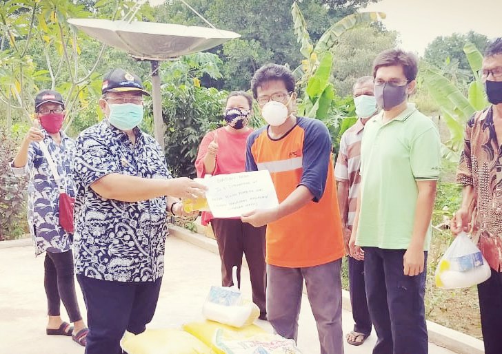IKMS Kutim Bersama Ismunandar Berikan Bantuan Sembako ke Warga Desa Singa Gembara