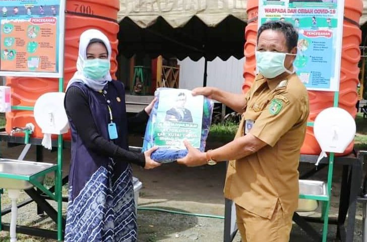 Sebagai Bentuk Kepedulian, Prayunita Bagikan APD