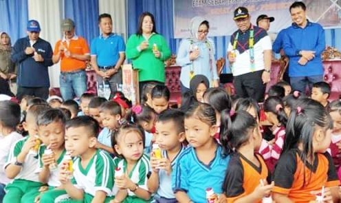 Gerimis di Batu Ampar, Ratusan Bocah Minum Susu