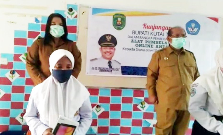 Terapkan E-Learning, SMPN 1 Sangatta Utara Dapat Bantuan 20 Tablet Android