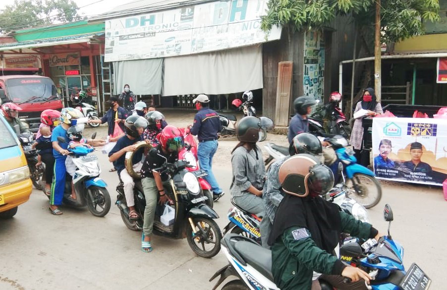 Ungkapan Rasa Syukur, RAB Kutim dan SP PAMA Bagikan Ratusan Box Takjil