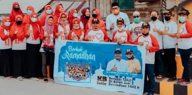 KB Setia-Kasmidi Tebar Ratusan Takjil dan Masker di Jembatan Sangatta Lama
