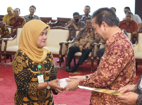 Pemprov Kaltim Beri Penghargaan Ke 97 PNS Berprestasi