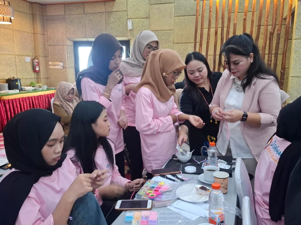 Dispora Kutim Dorong Wirausaha Muda Lewat Pelatihan Manik-Manik